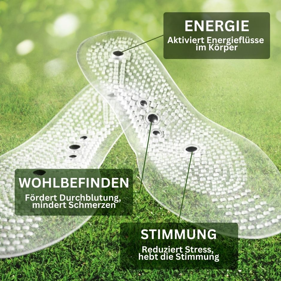 Zwei transparente Tieberg™️ FußWohl Magnetische Akupunktur-Einlegesohlen mit strukturierten Oberflächen liegen auf Gras. Text-Highlights: Energie, Wohlbefinden, Durchblutungsförderung, Schmerzlinderung und Stimmung.