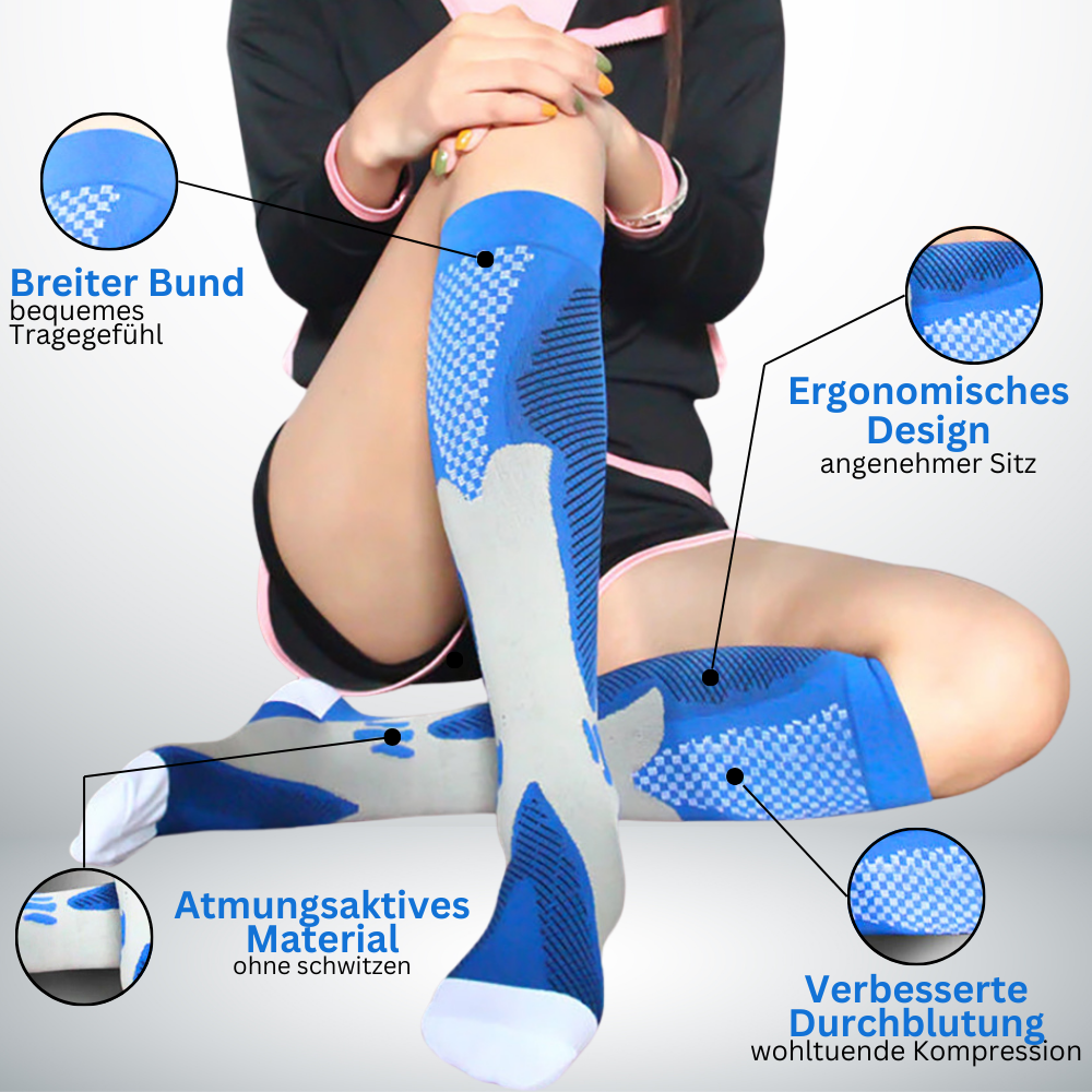 Eine Person in blauen und grauen Tieberg™️ Spezial Kompressionsstrümpfen sitzt im Schneidersitz. Der deutsche Text hebt hervor: breites Bündchen, ergonomische Passform, atmungsaktives Lycra-Gewebe und verbesserte Durchblutung durch moderne Kompressionstechnik.
