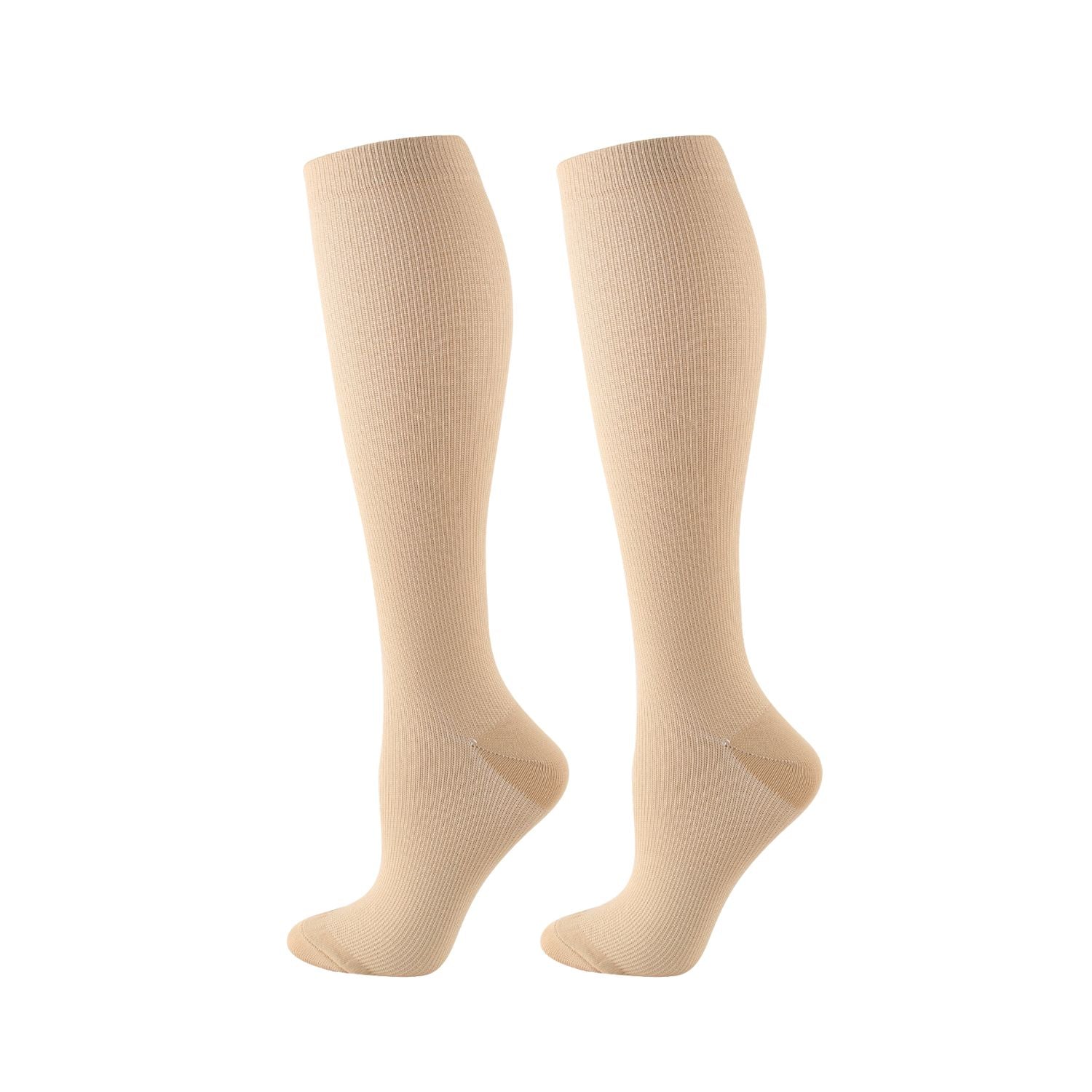 Ein Paar beigefarbene Tieberg™️ OrthoSocks, die aufrecht auf weißem Hintergrund abgebildet sind, beide leicht angewinkelt, um die Fersen- und Zehenbereiche zu zeigen, und die die Durchblutung verbessern sollen.