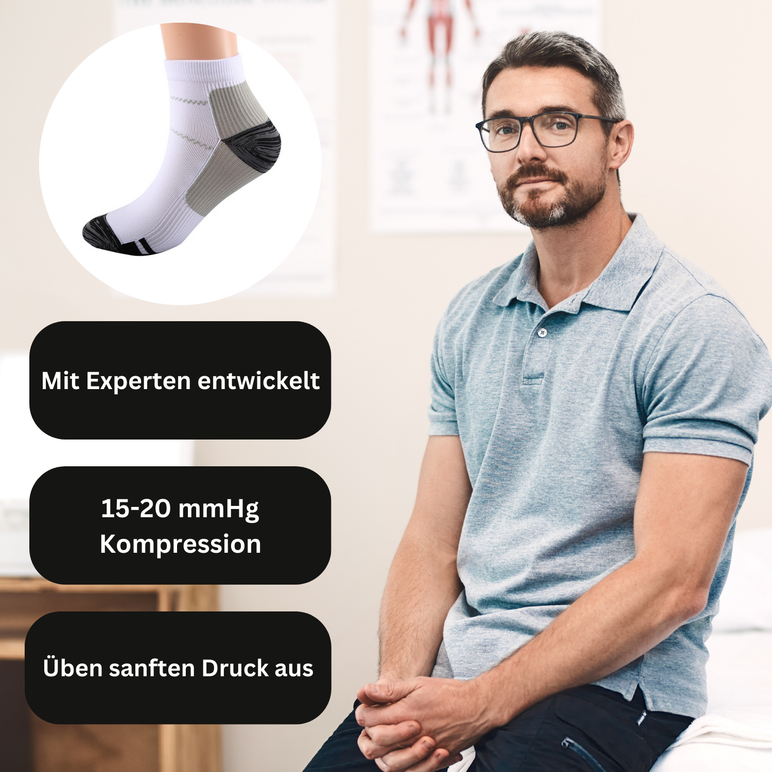 Ein bärtiger Mann mit Brille sitzt auf einem medizinischen Untersuchungstisch neben einem Bild von Tieberg™️ Energiesocken - Kompressionssocken. Drei deutsche Textkästen weisen auf ihr fachmännisches Design, die Kompression von 15-20 mmHg und den sanften Druck hin.