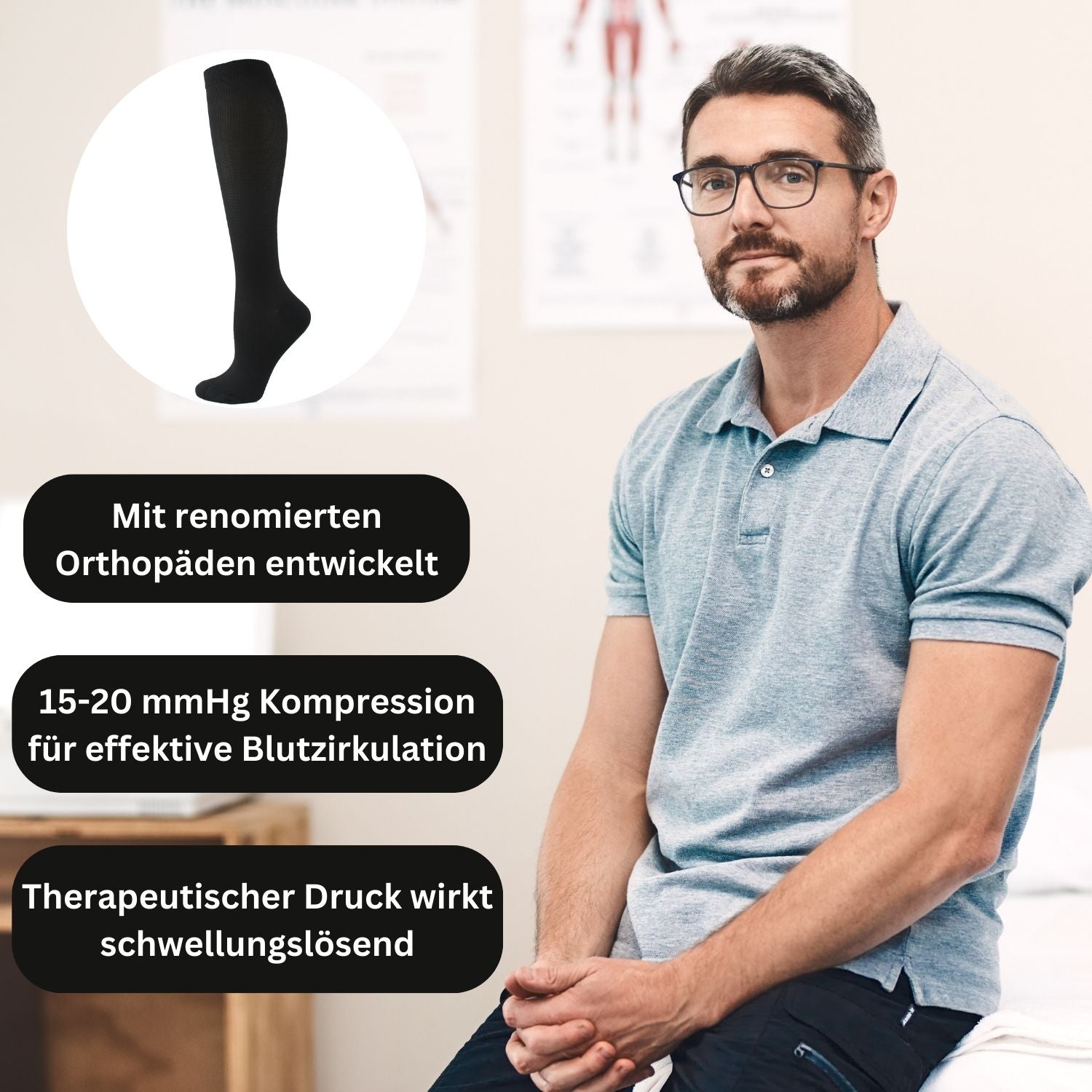 Ein Mann in einem grauen Polohemd und mit Brille sitzt auf einem Untersuchungstisch. Der eingeblendete Text hebt die Tieberg™ OrthoSocks hervor und zeigt die Schmerzlinderung, die verbesserte Durchblutung und ihre Entwicklung mit führenden deutschen Orthopäden.