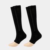 Ein Paar schwarze Tieberg™️ Orthozip orthopädische Kompressionsstrümpfe (20-30 mmHg) mit Reißverschluss, vom Markenname Tieberg™️, auf Schaufensterfüßen vor hellem Hintergrund präsentiert.