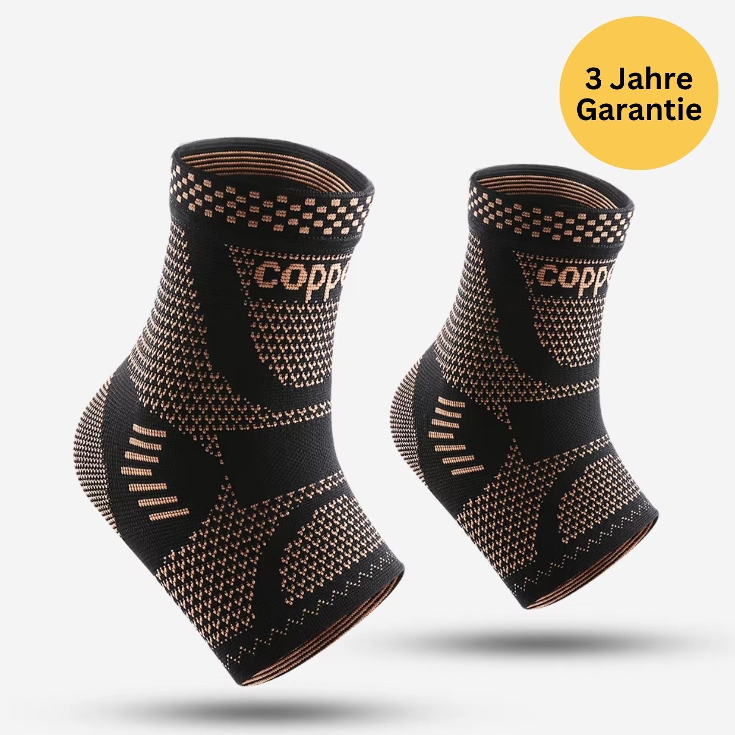 Zwei schwarze und kupferfarbene Tieberg© Kupfer-Kompressionssocken mit geometrischen Mustern auf weißem Hintergrund. Ein gelber Kreis oben rechts mit den Angaben "3 Jahre Garantie" und "Geld-zurück-Garantie" sorgt für zusätzliche Sicherheit.