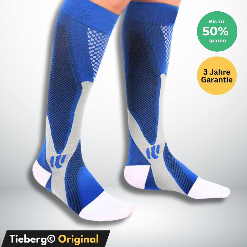 Ein Paar Beine mit blauen, weißen und grauen Tieberg™️ Spezial Kompressionsstrümpfe. Der deutsche Text lautet "Bis zu 50% sparen" und "3 Jahre Garantie". Tieberg Original erscheint unten links.
