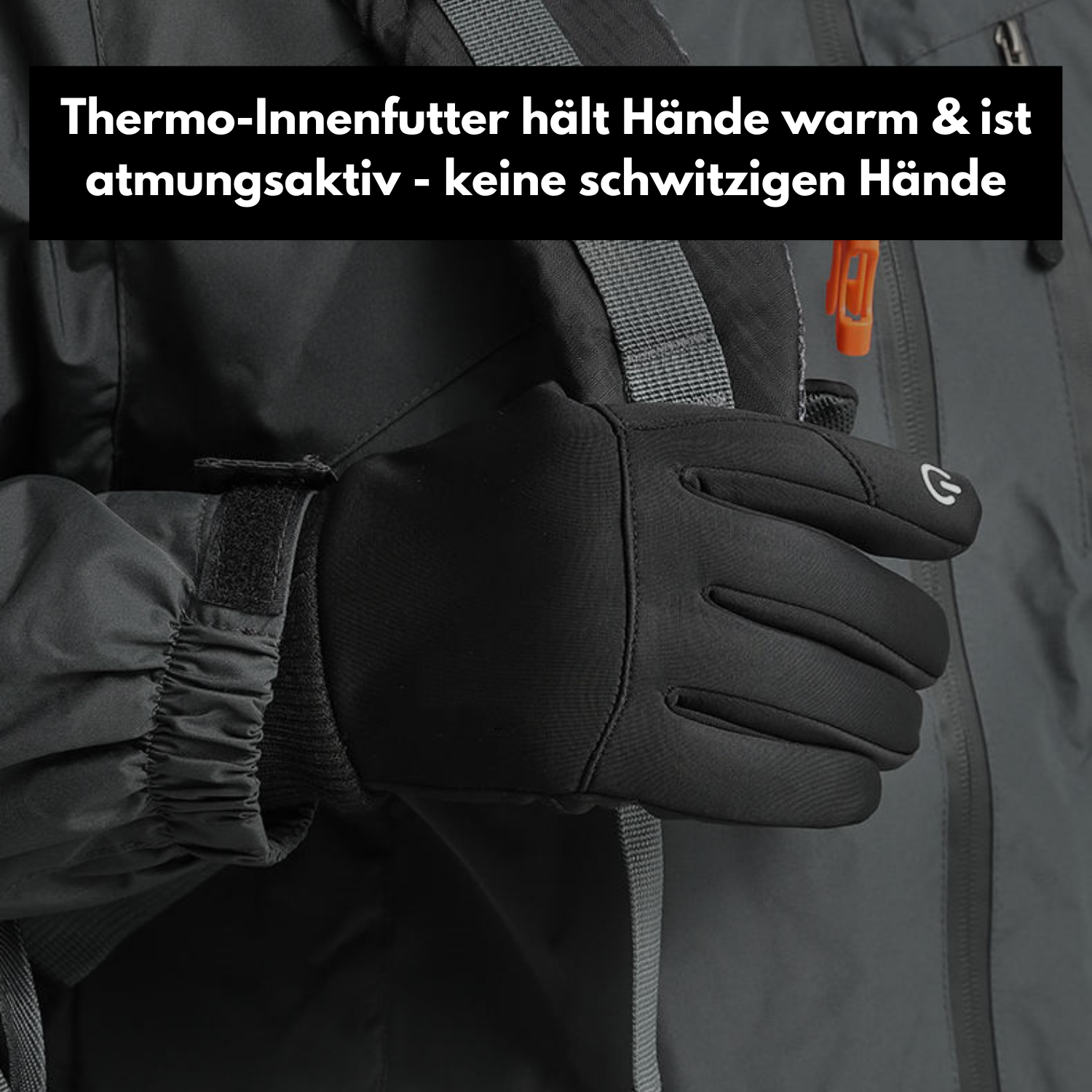 Nahaufnahme einer Person, die Tieberg - Thermo Handschuhe gegen kalte Hände mit rutschfester Silikonbeschichtung und dunkler Jacke trägt und einen Rucksackriemen hält. Oben steht auf Deutsch, dass die Tieberg-Handschuhe warm und atmungsaktiv sind.