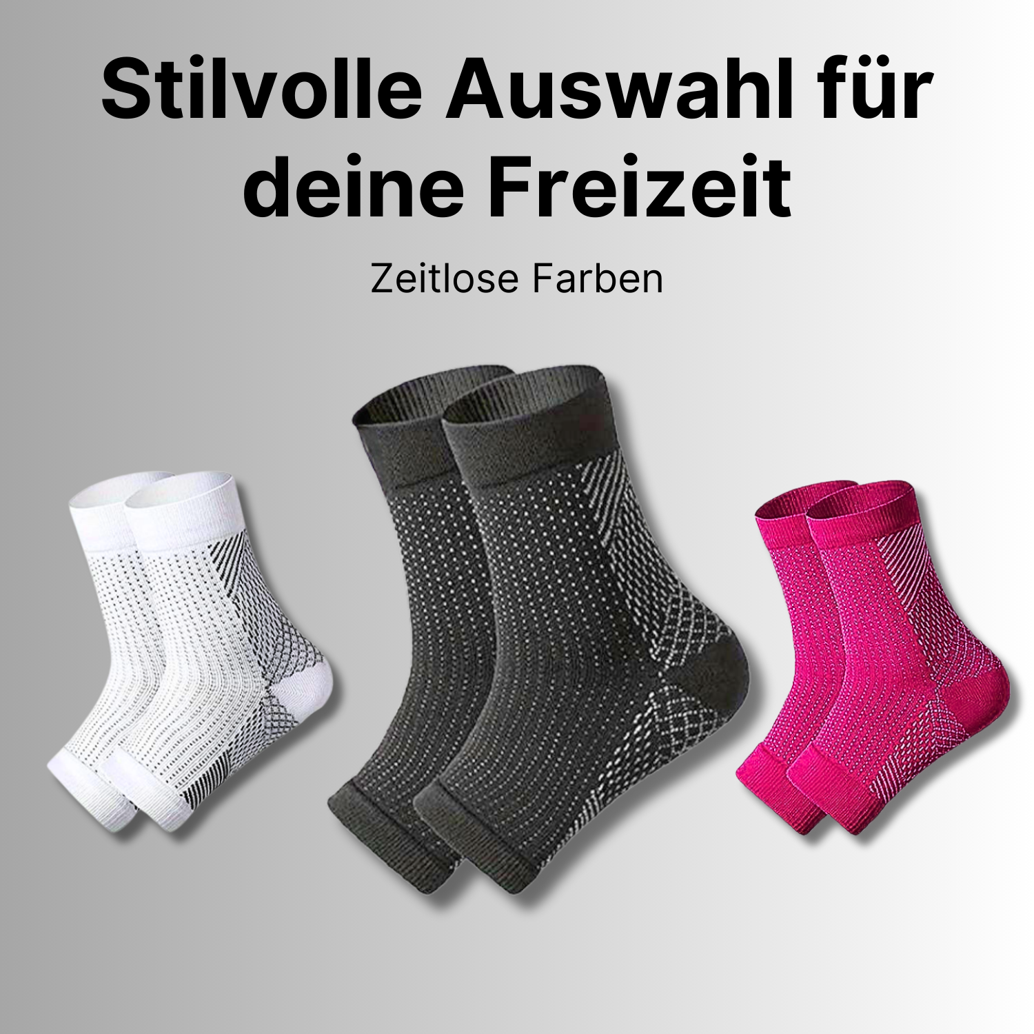 Drei Paar Tieberg™️ Kompressionssocken in Weiß, Schwarz und Pink präsentieren sich unter dem deutschen Text "Stilvolle Auswahl für deine Freizeit, zeitlose Farben, mit zusätzlichem Tragekomfort" auf grauem Verlaufshintergrund.
