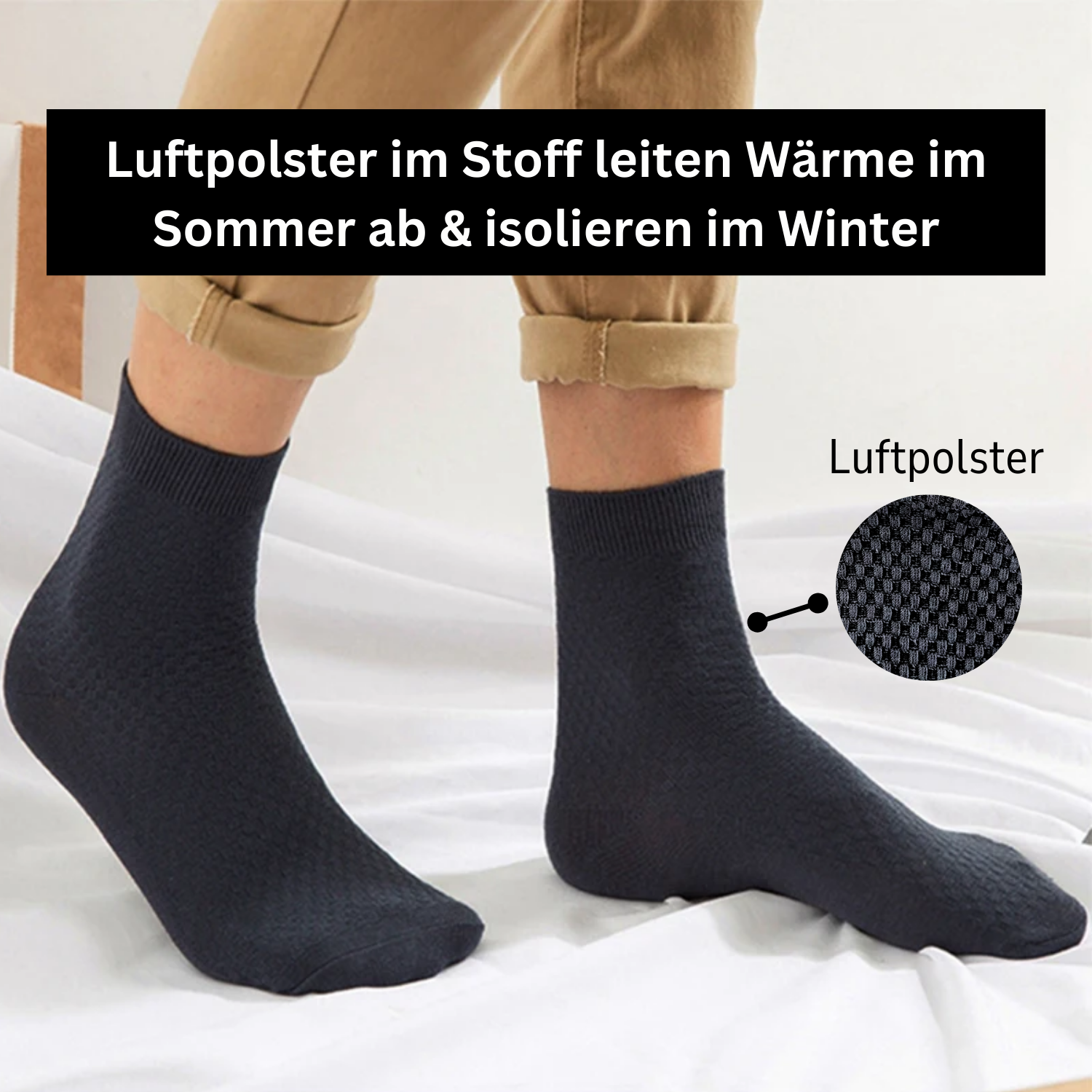 Jemand trägt schwarze Tieberg™ Bambus Socken mit einer Hose mit Bündchen. Eine Nahaufnahme hebt das Gewebe der Socken hervor. Der deutsche Text weist darauf hin, dass ihre Luftpolster im Sommer kühlen, im Winter isolieren und eine antibakterielle Wirkung haben. Marke: Tieberg.