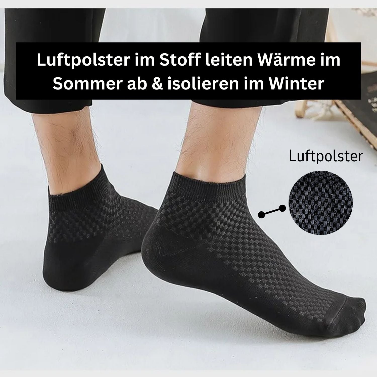Eine Person trägt Tieberg™ Bambus Socken (Kurz) in Schwarz mit einem strukturierten Muster; eine Nahaufnahme hebt das Luftkissengewebe hervor. Der deutsche Text weist auf den Feuchtigkeitstransport und die antibakterielle Wirkung von Bambusstoff hin.