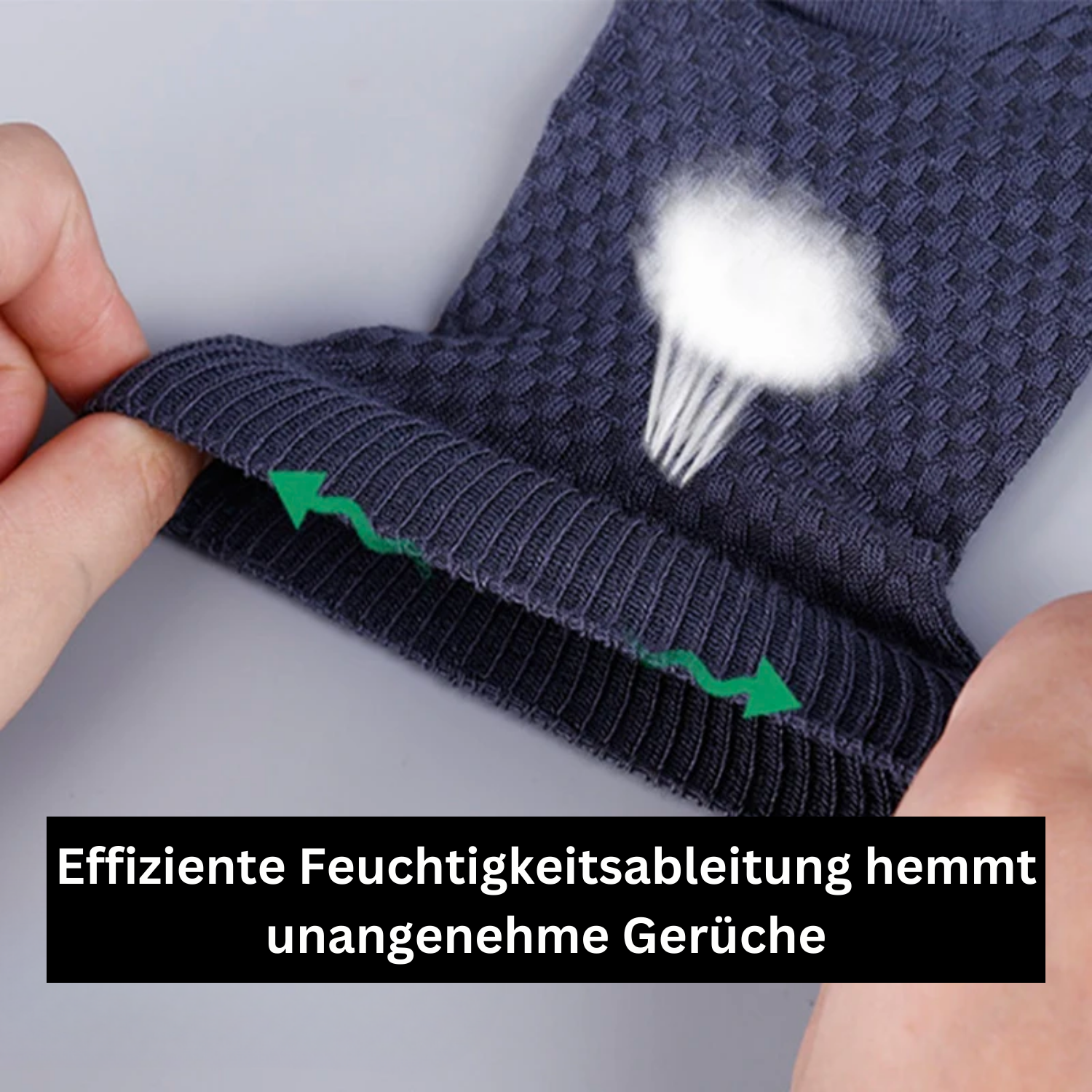 Nahaufnahme von Händen, die dunkle Tieberg™ Bambus Socken (Kurz) mit grünen Pfeilen und einer Feuchtigkeitstransportgrafik dehnen; deutscher Text: Effiziente Feuchtigkeitsableitung hemmt unangenehme Gerüche. Marke: Tieberg.