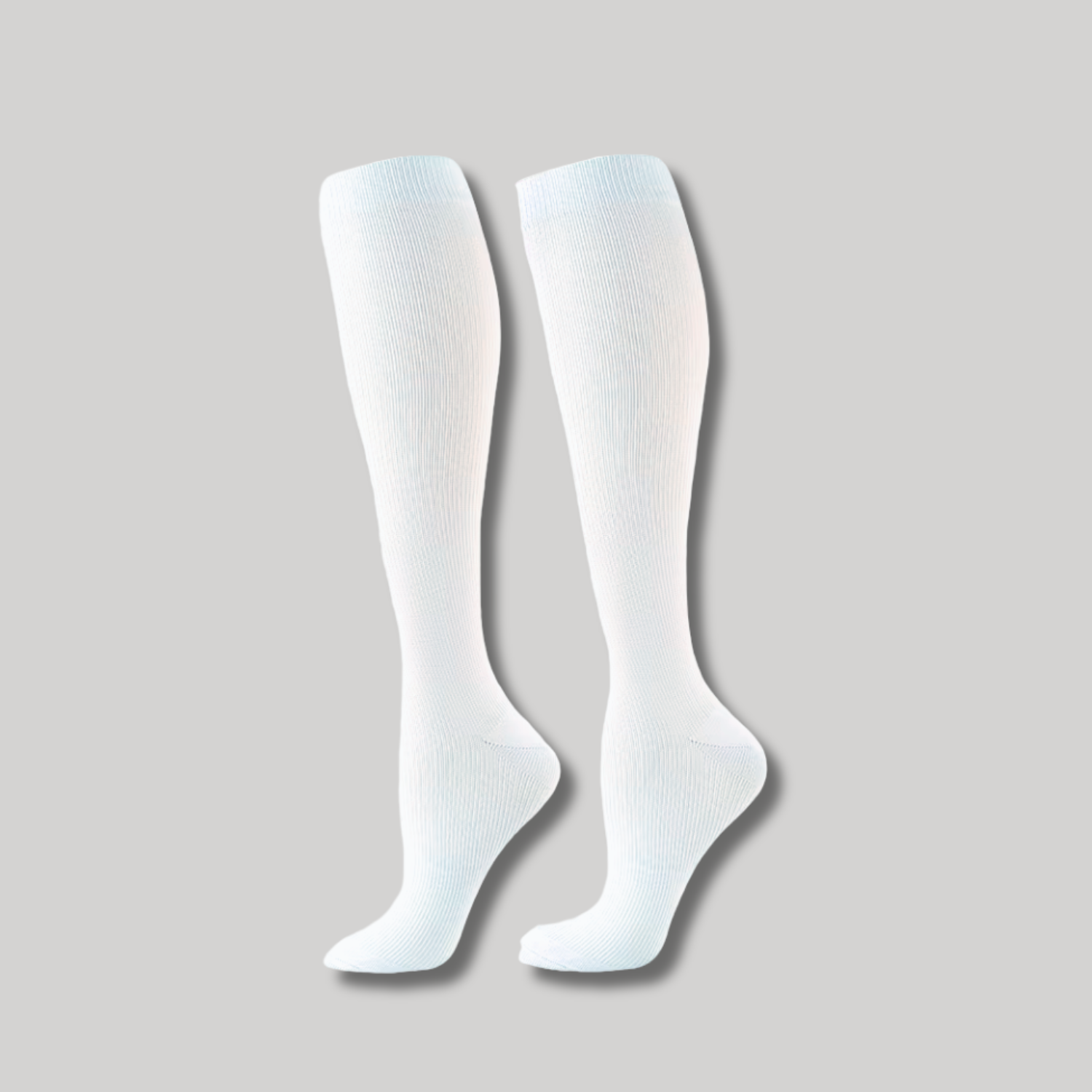 Ein Paar Tieberg™️ VitalSocks™ Kompressionsstrümpfe für vitale Beine ist nebeneinander auf einem hellgrauen Hintergrund abgebildet.