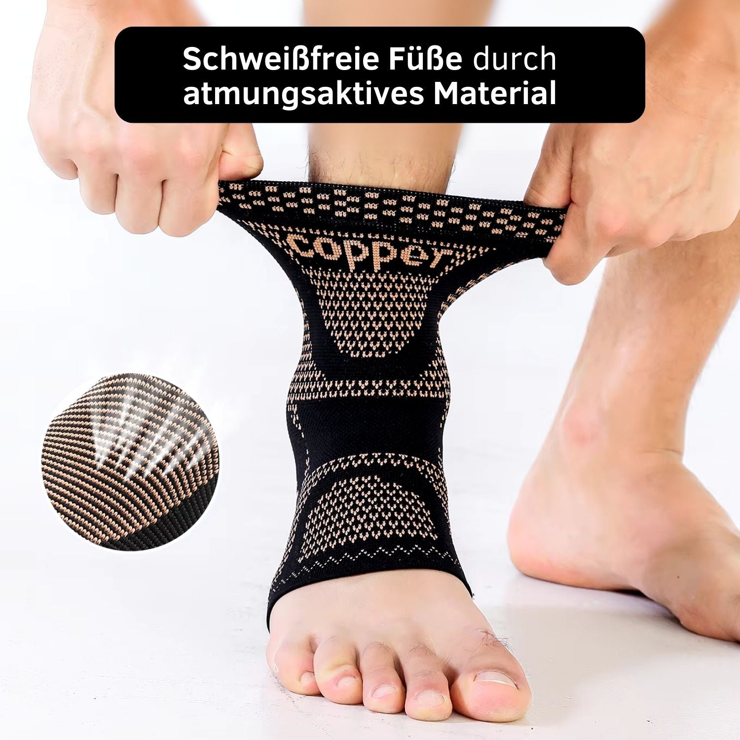 Eine Person streckt eine schwarz-beige Tieberg© Kupfer-Kompressionssocke über ihren Fuß. Der Text darüber lautet: Schweißfreie Füße dank atmungsaktivem Material - Schweißfreie Füße mit atmungsaktivem Stoff und Käuferschutz.