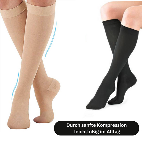 Zwei Beinpaare tragen Tieberg™ - Kniestrümpfe, ein beiges und ein schwarzes. Der deutsche Slogan darunter lautet: Durch sanfte Kompression leichtfüßig im Alltag (Light-footed in everyday life through gentle compression).