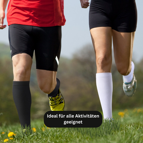 Zwei Personen joggen im Freien auf einer Wiese, beide tragen Tieberg™️ Kniestrümpfe und Shorts. Einer trägt schwarze Socken mit gelben Schuhen, der andere weiße Socken mit grauen Schuhen. Der deutsche Text lautet: Ideal für alle Aktivitäten geeignet.